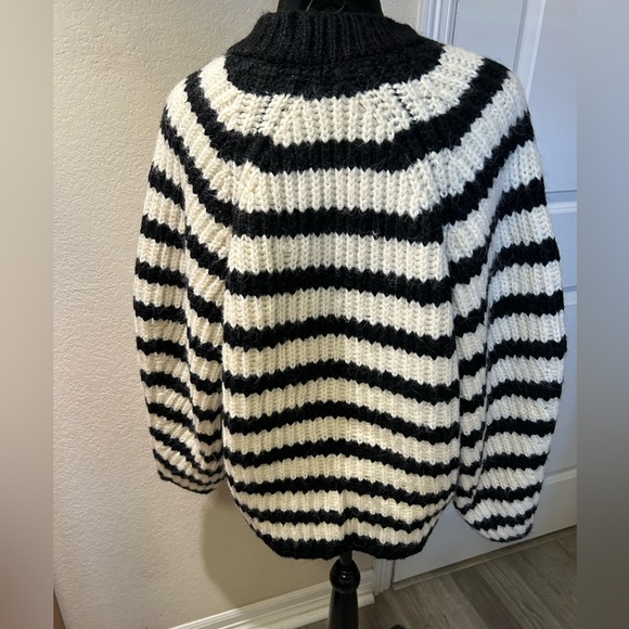 Zara wool and alpaca blend striped cardigan , front closure .Size  L - Picture 5 of 8